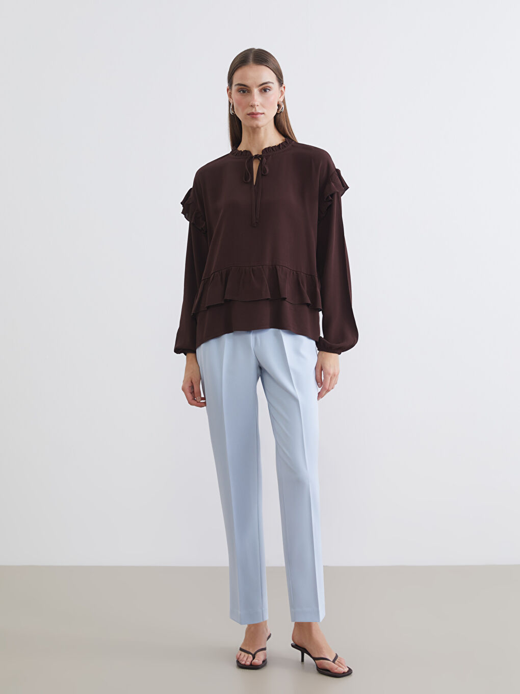 Kahverengi Bağlamalı Yaka Oversize Fırfırlı Bluz-1