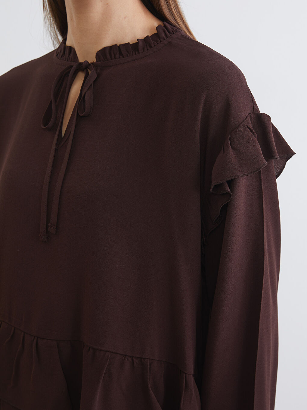 Kahverengi Bağlamalı Yaka Oversize Fırfırlı Bluz-2
