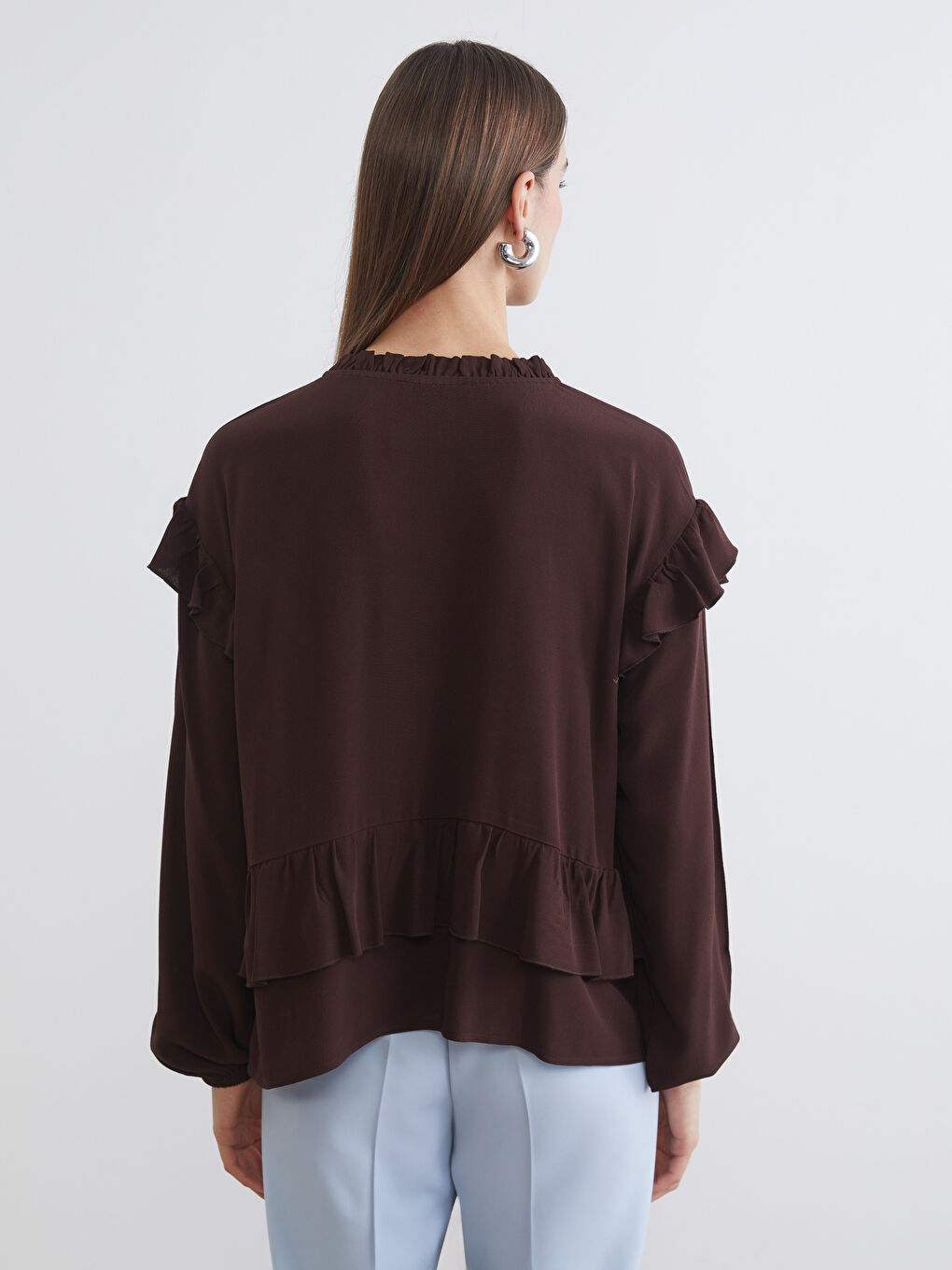Kahverengi Bağlamalı Yaka Oversize Fırfırlı Bluz-3