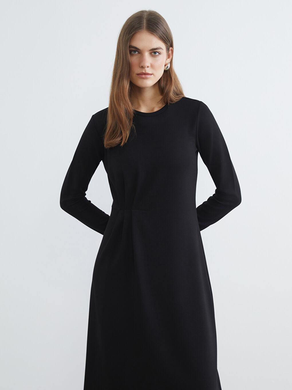 Gathered dress with a crew neck.-2