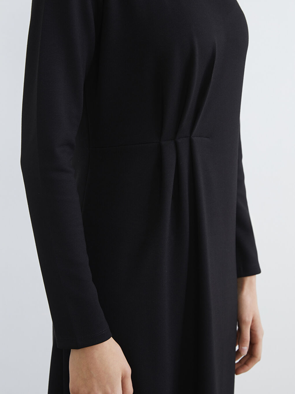 Gathered dress with a crew neck.-3