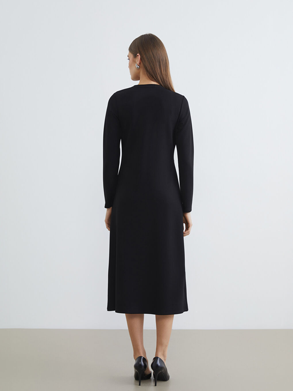 Gathered dress with a crew neck.-4