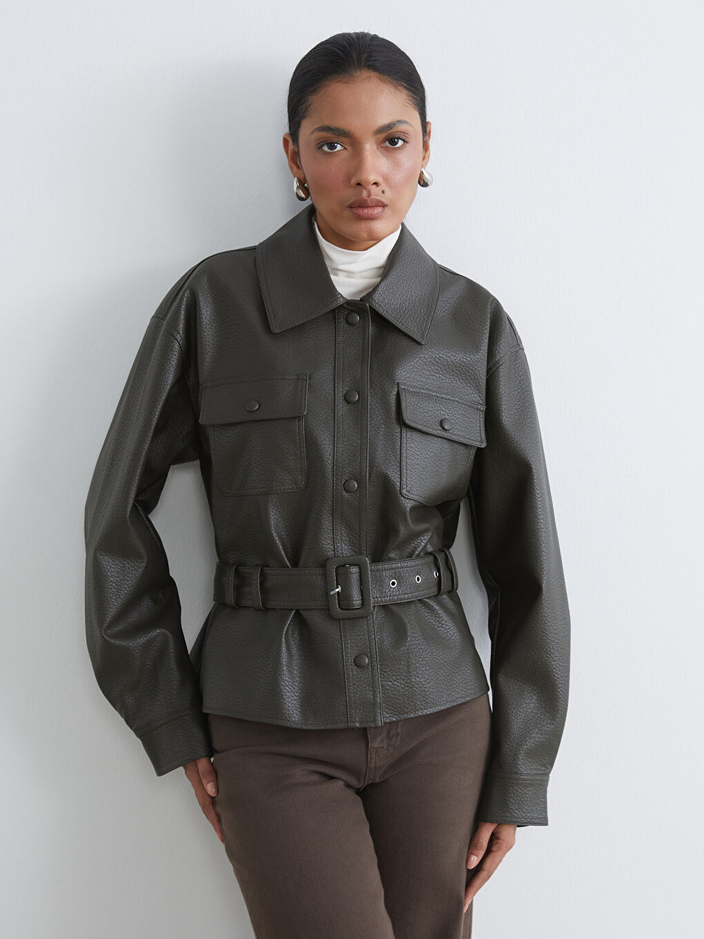 Haki Gömlek Yaka Kemerli Kadın Deri Görünümlü Ceket-2