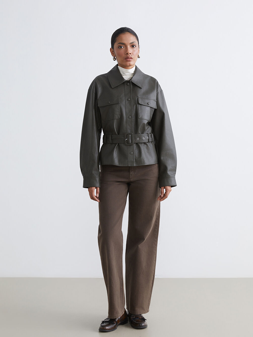 Haki Gömlek Yaka Kemerli Kadın Deri Görünümlü Ceket-3