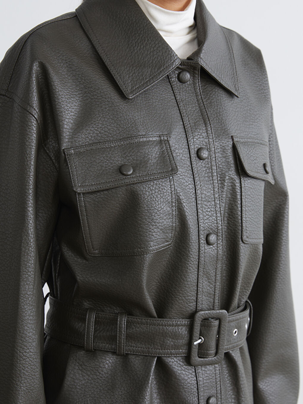 Haki Gömlek Yaka Kemerli Kadın Deri Görünümlü Ceket-4