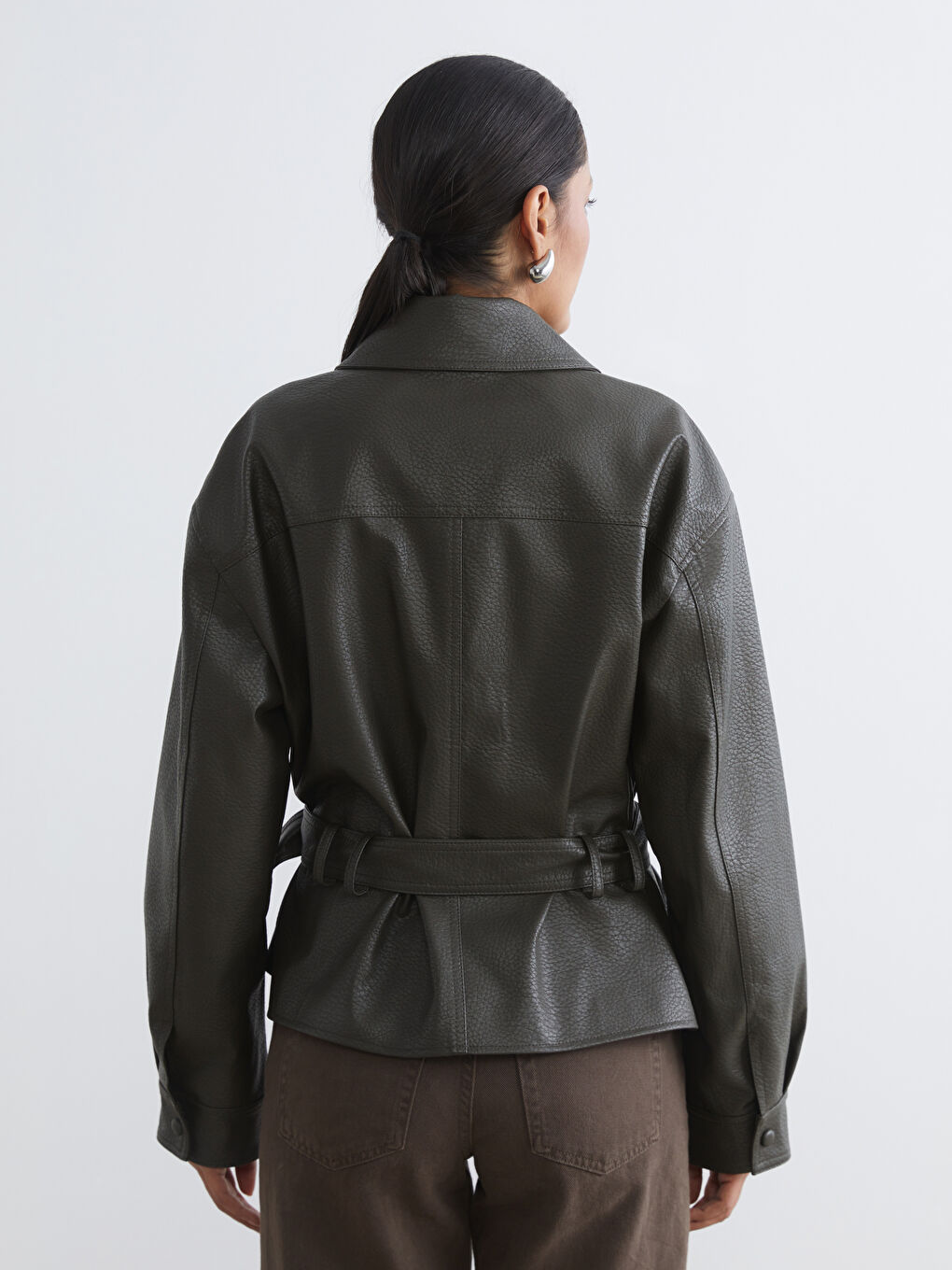 Haki Gömlek Yaka Kemerli Kadın Deri Görünümlü Ceket-6