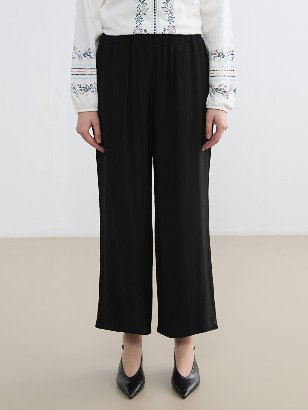 Textured Wide-Leg Trousers with an Elasticated Waist.-1