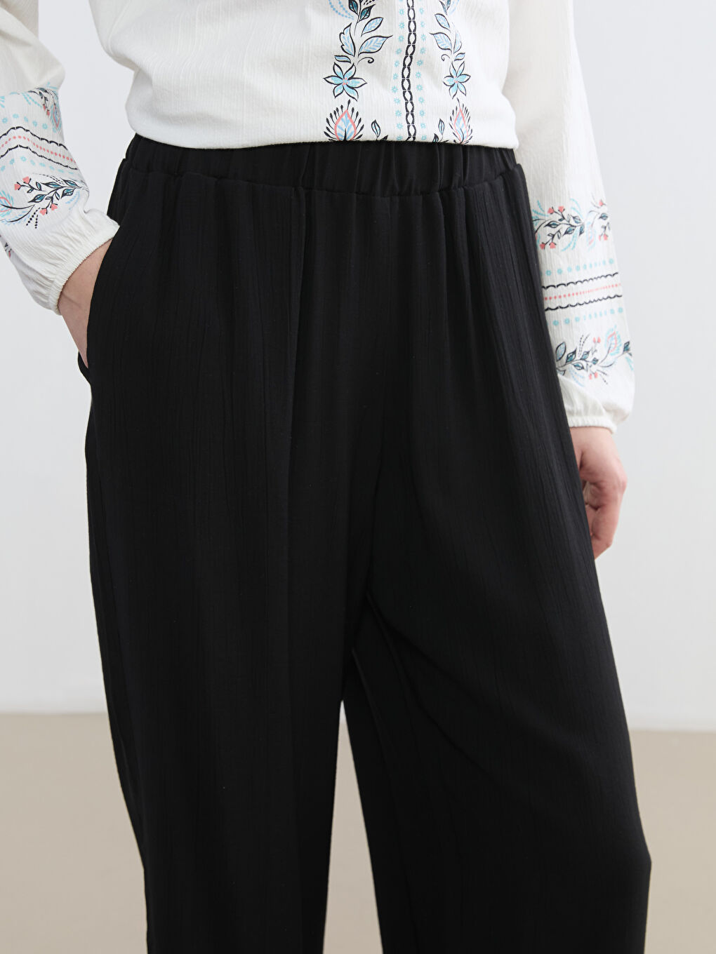 Textured Wide-Leg Trousers with an Elasticated Waist.-2