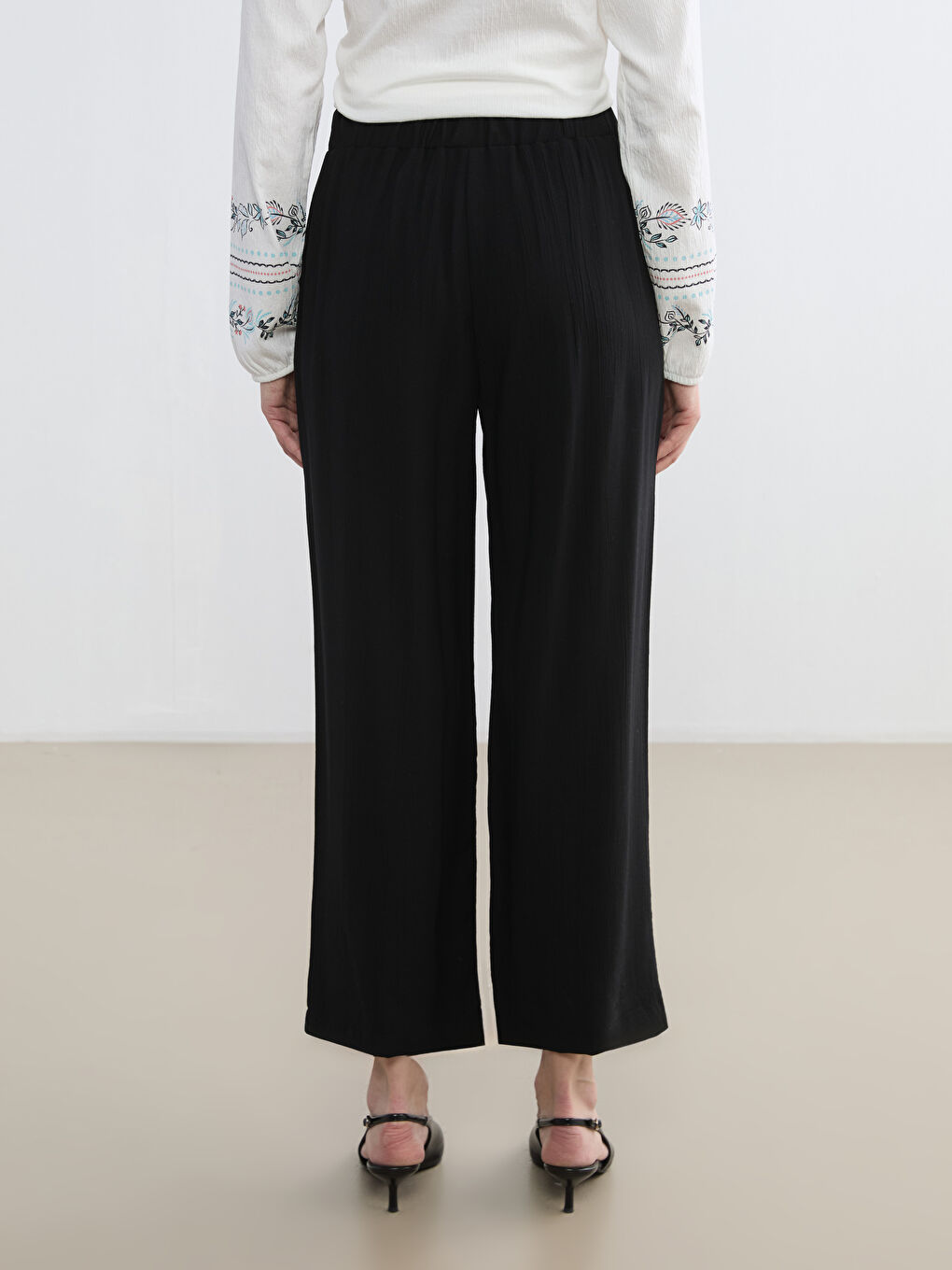 Textured Wide-Leg Trousers with an Elasticated Waist.-3