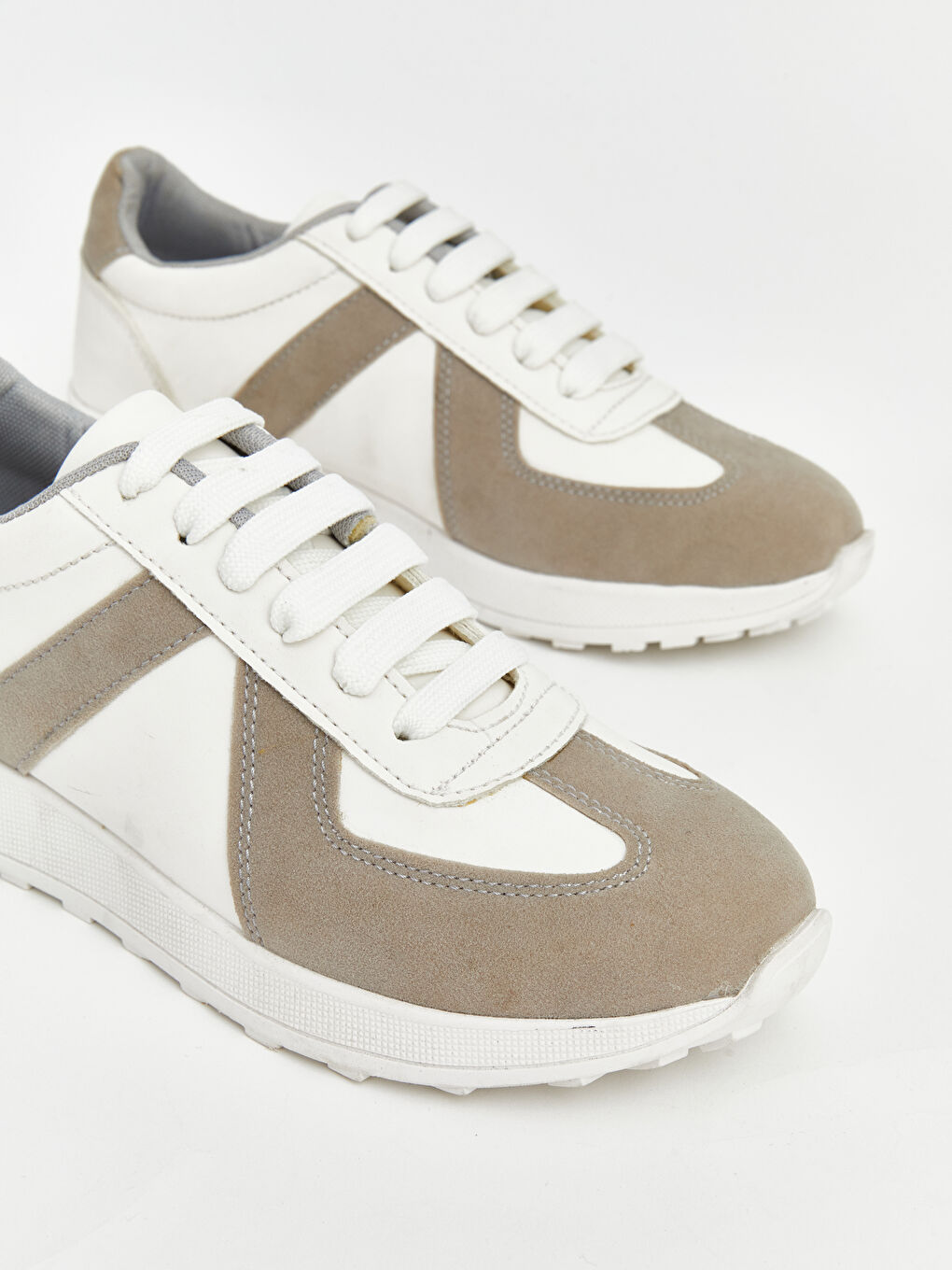 حذاء رياضي رجالي بتصميم قطعي بمظهر الشمواه-1