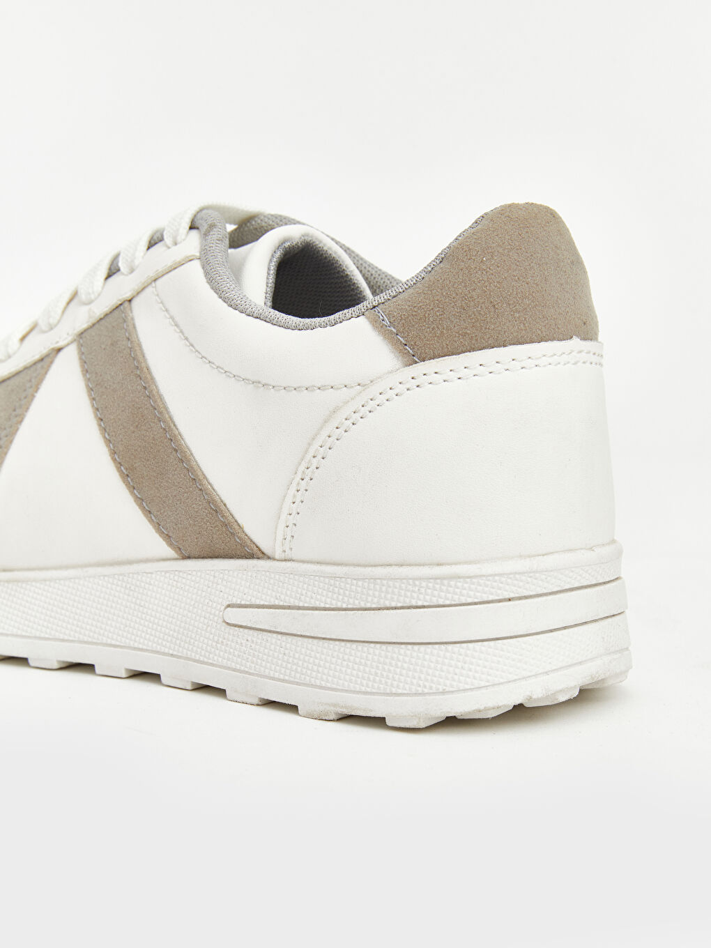 حذاء رياضي رجالي بتصميم قطعي بمظهر الشمواه-3