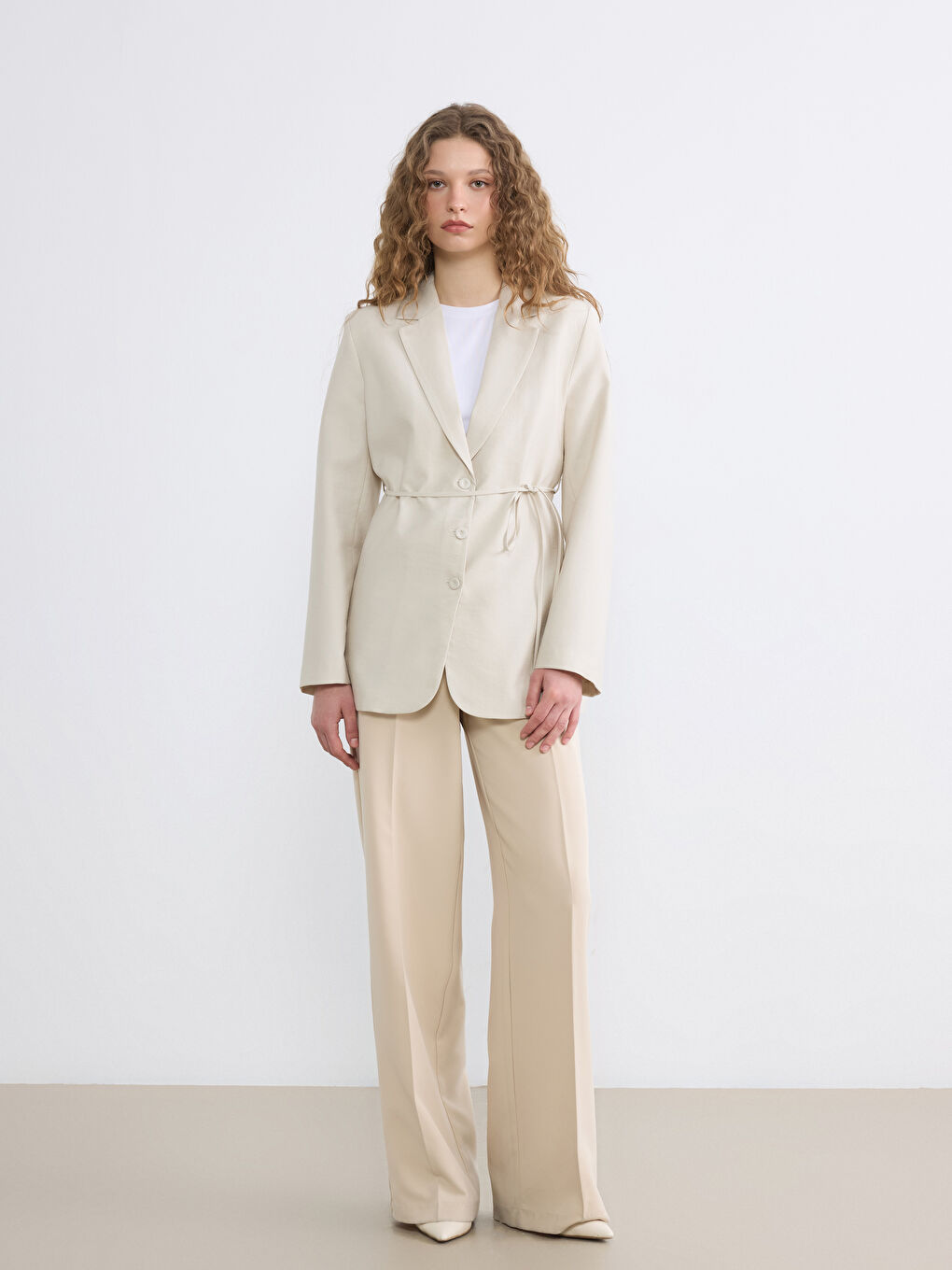 Bej Kuşaklı Yaka Kadın Blazer Ceket-1