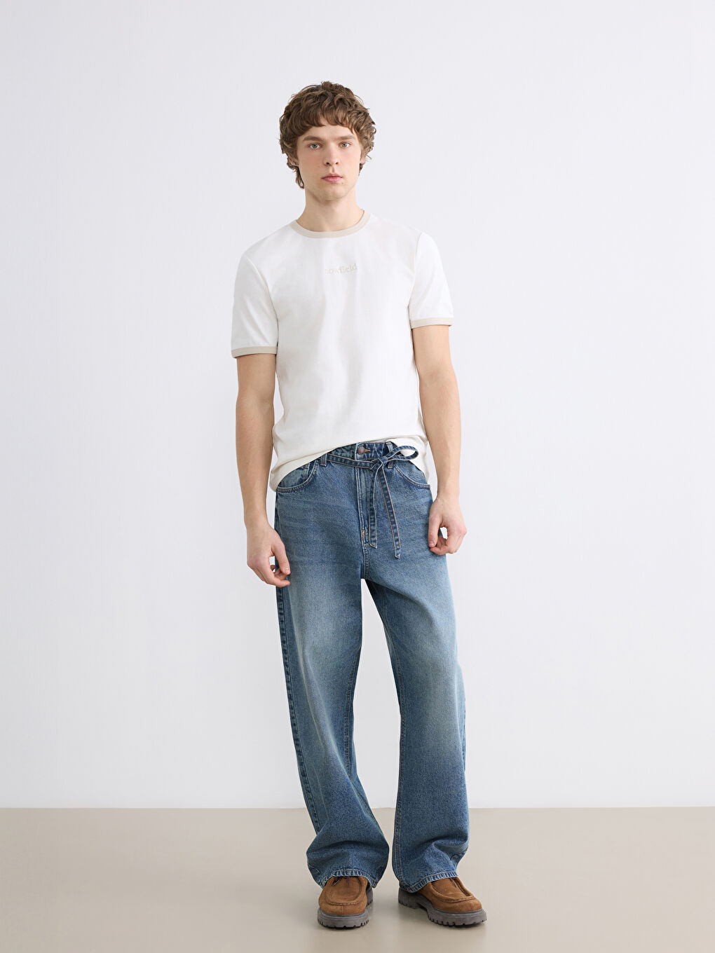 Ekru Standart Fit Nakışlı Bisiklet Yaka Erkek Tişört-1