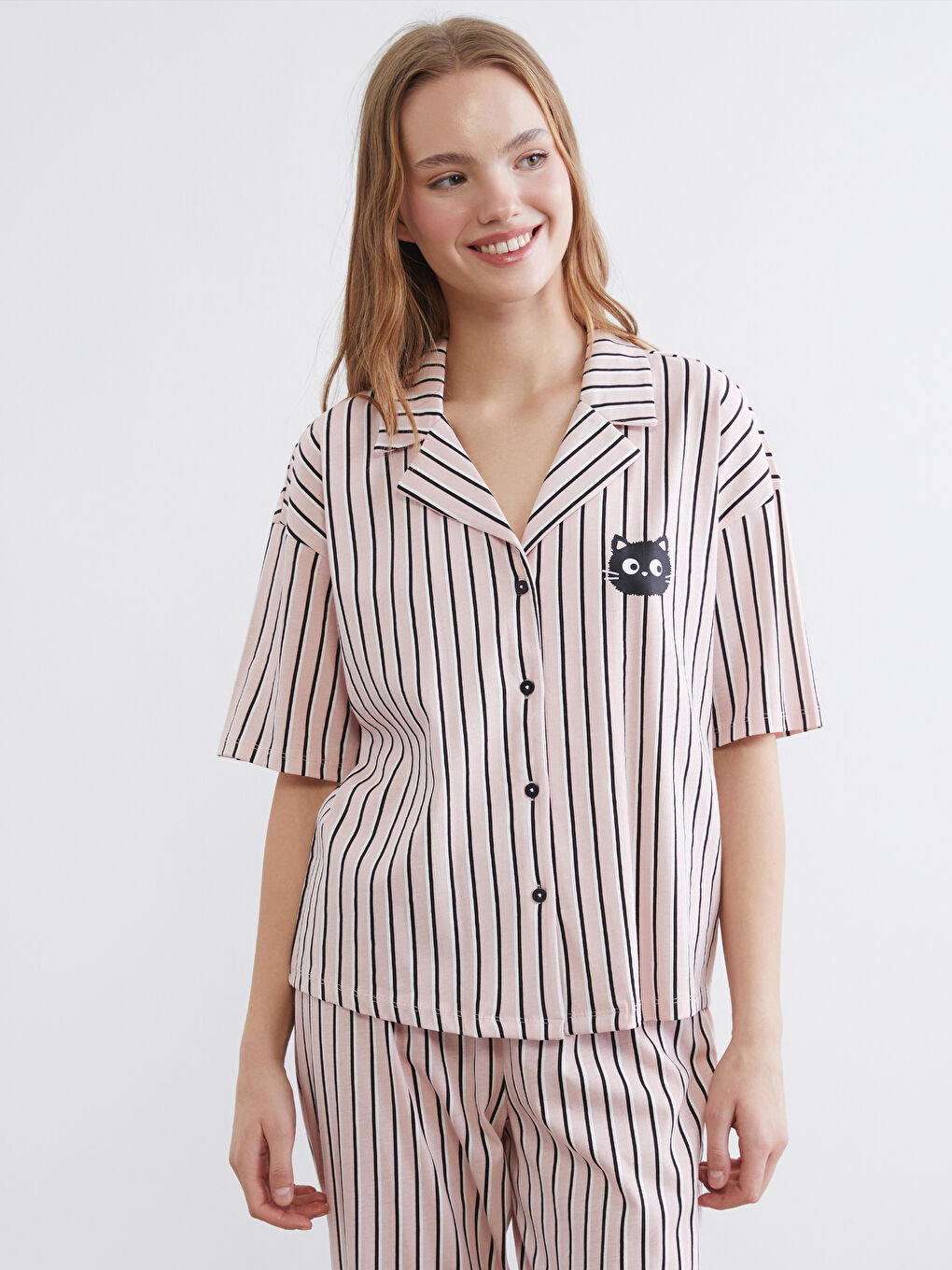 Дамски комплект пижама с райе и яка-1