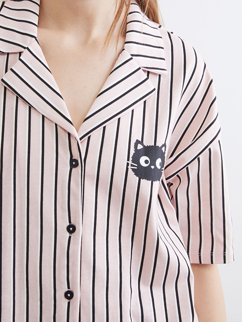 Дамски комплект пижама с райе и яка-2