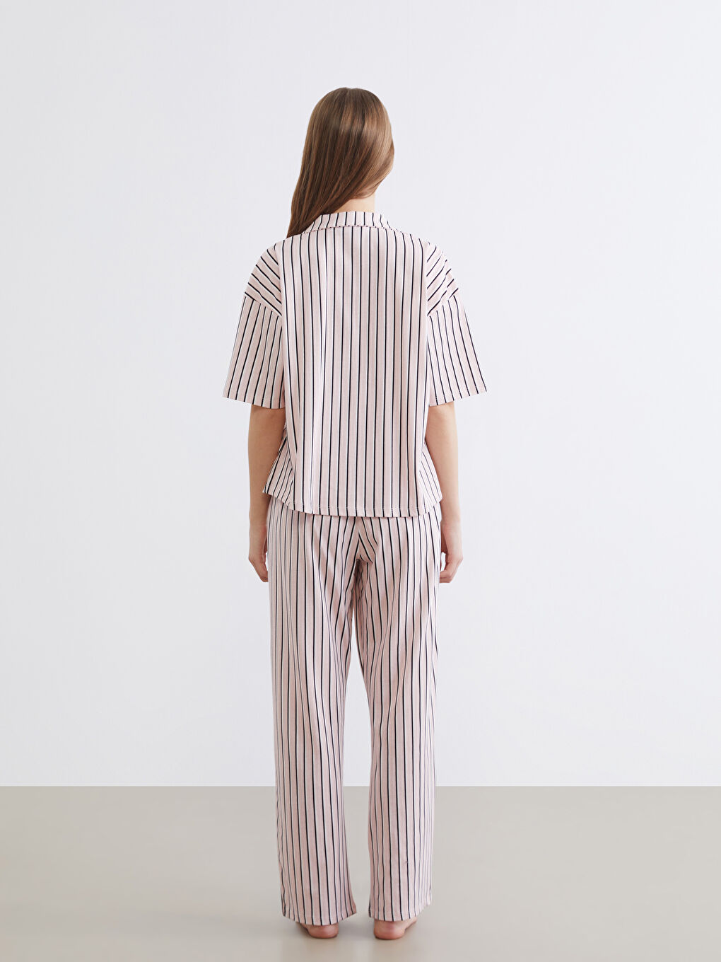 Дамски комплект пижама с райе и яка-3