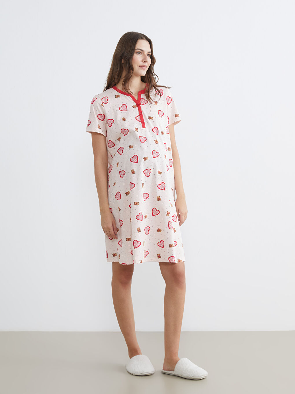 فستان نوم وردي امرأة