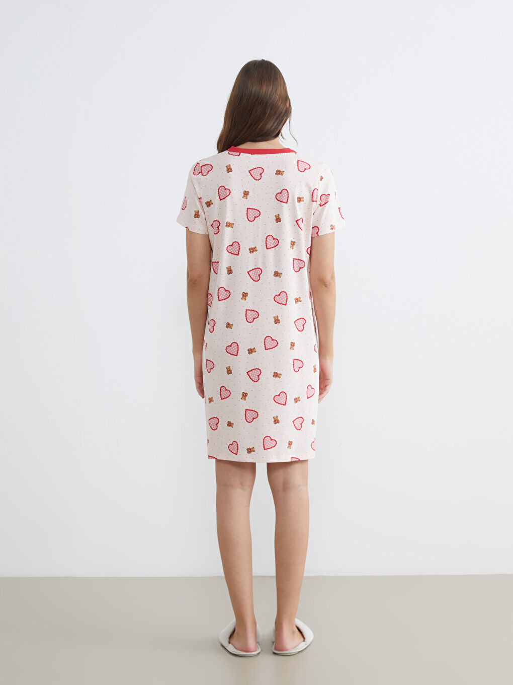 فستان نوم وردي امرأة-3