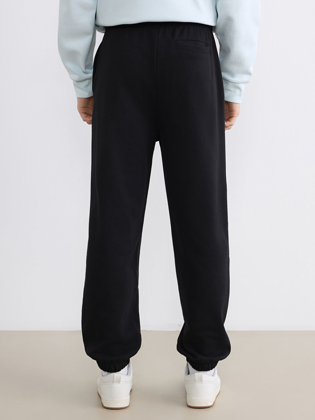 Man BLACK Jogger Sweatpants-3