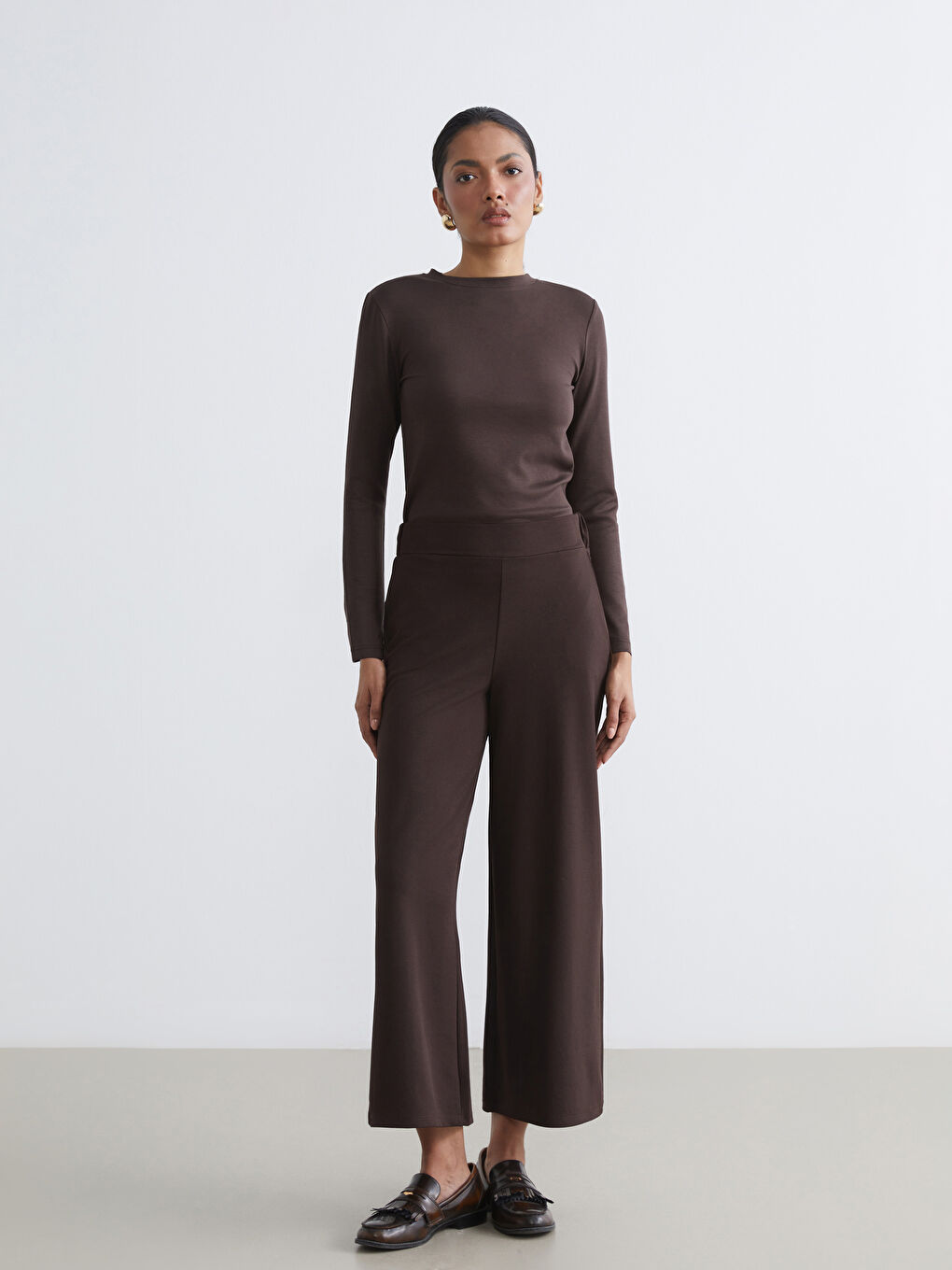 Effortless elegance meets everyday comfort in our wide-leg trousers with an elasticated waistband.