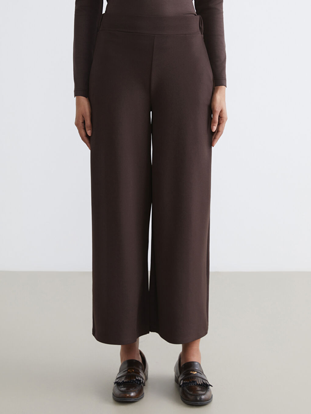 Effortless elegance meets everyday comfort in our wide-leg trousers with an elasticated waistband.-1