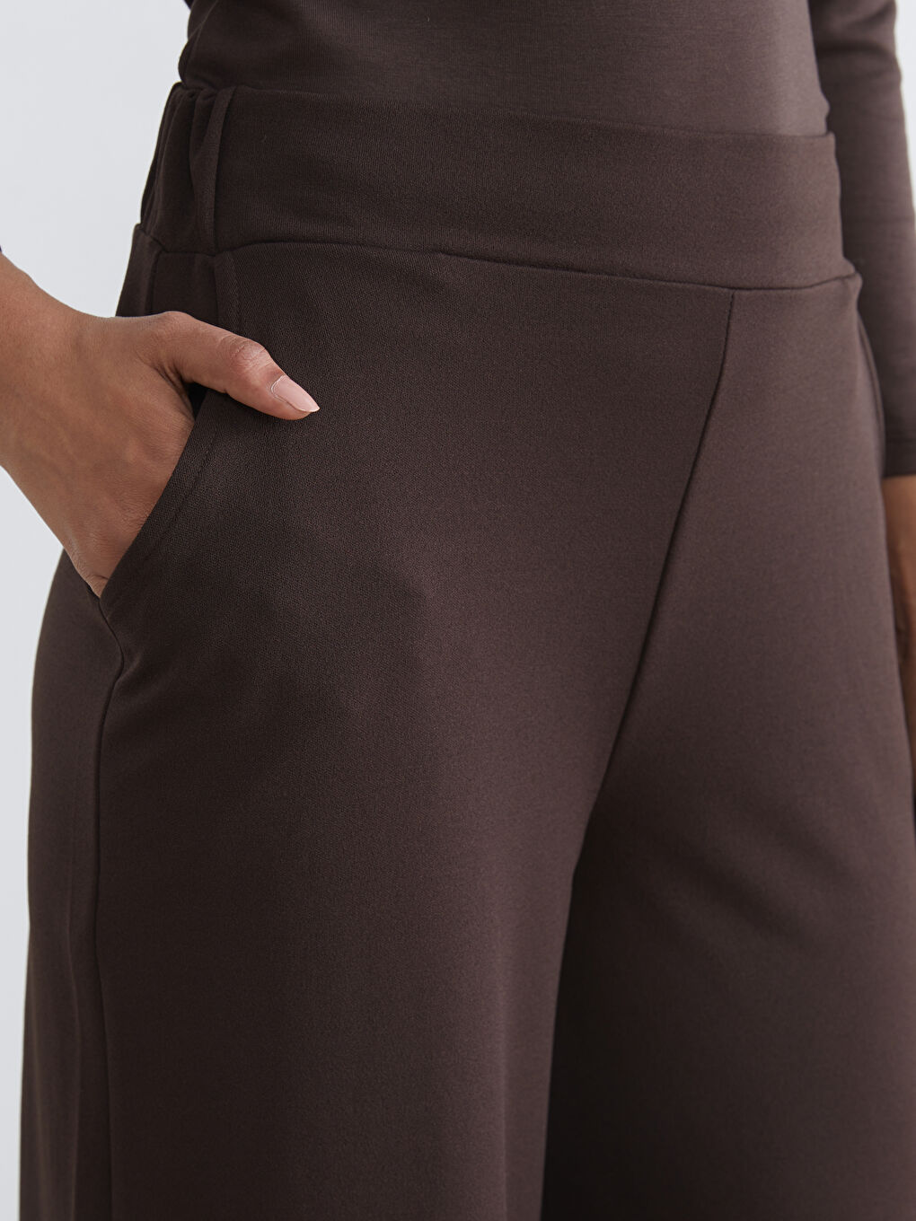 Effortless elegance meets everyday comfort in our wide-leg trousers with an elasticated waistband.-2
