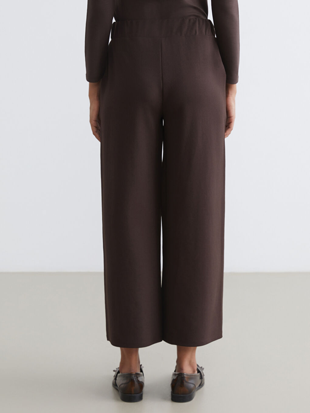 Effortless elegance meets everyday comfort in our wide-leg trousers with an elasticated waistband.-3
