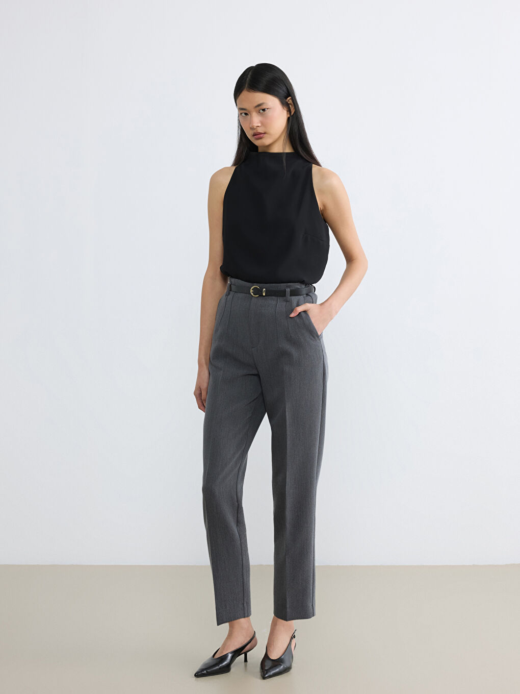 Gri Beli Kemerli Kadın Pileli Kumaş Pantolon	