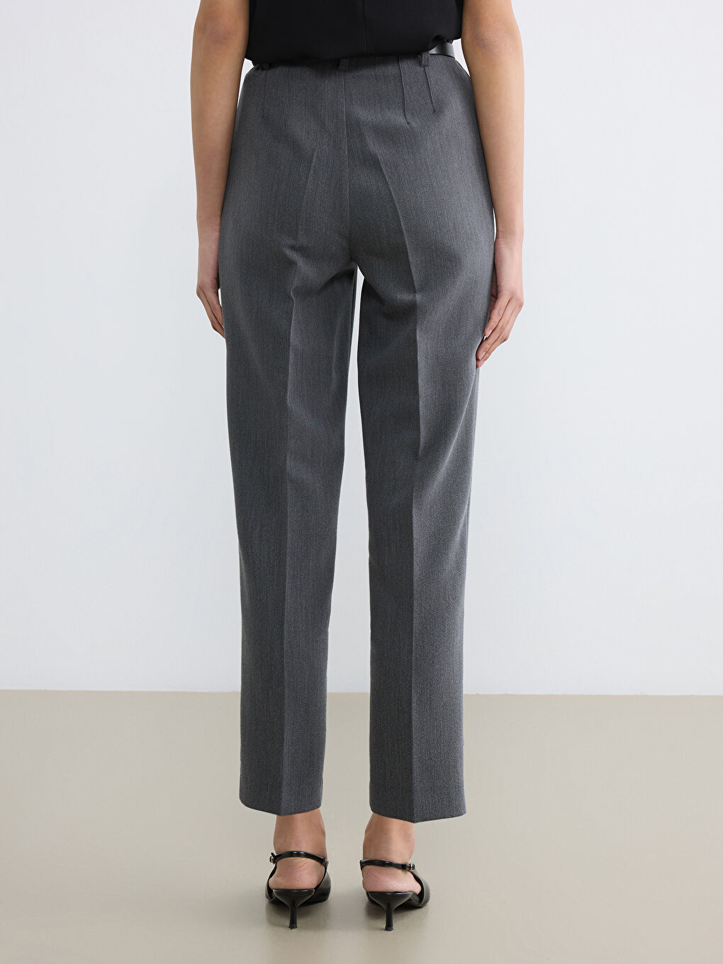 Gri Beli Kemerli Kadın Pileli Kumaş Pantolon	-3