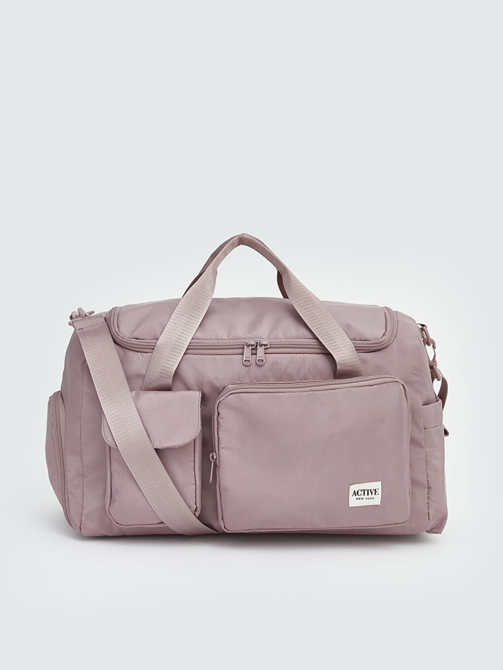 ქალი ვარდისფერი მხრის ჩანთა