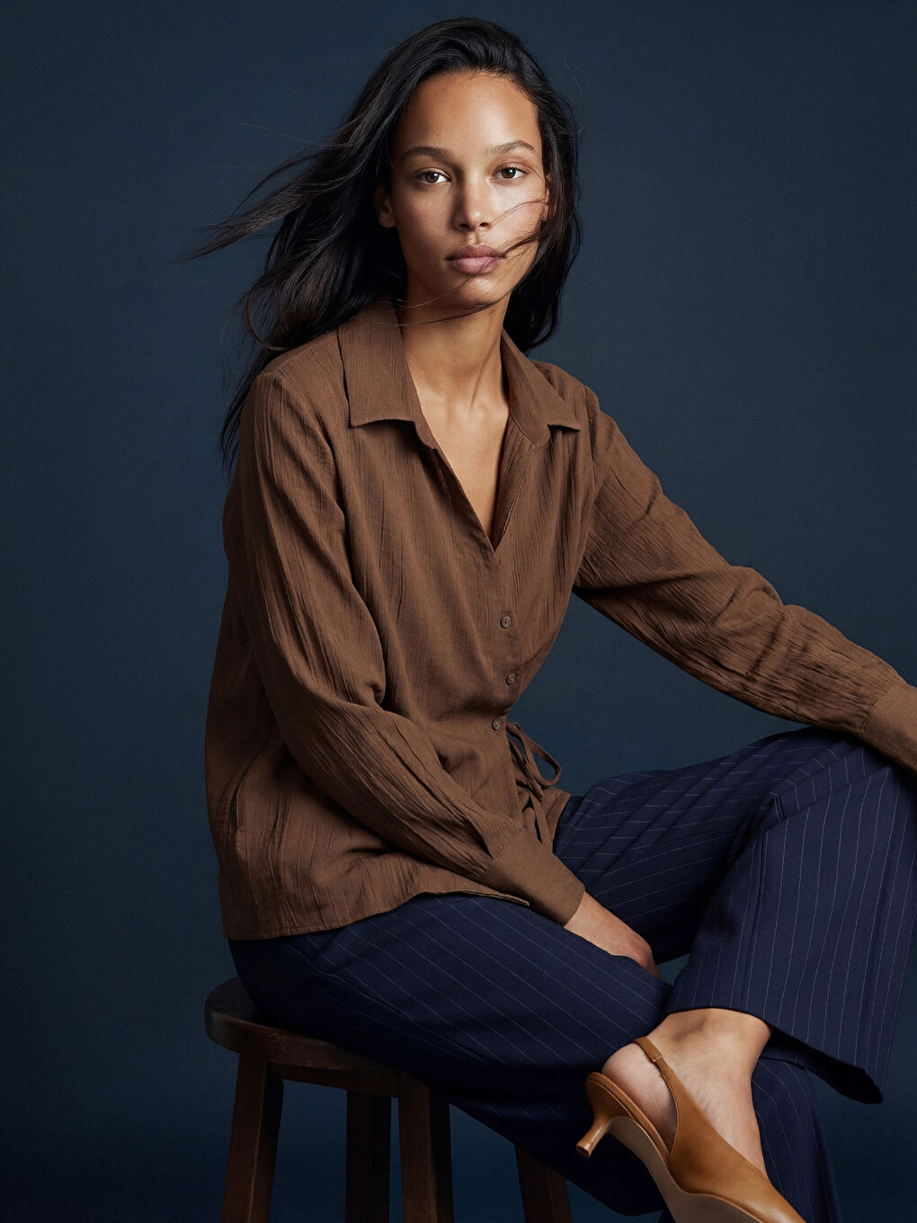 Жіноча сорочка з текстурованим зав'язкою.