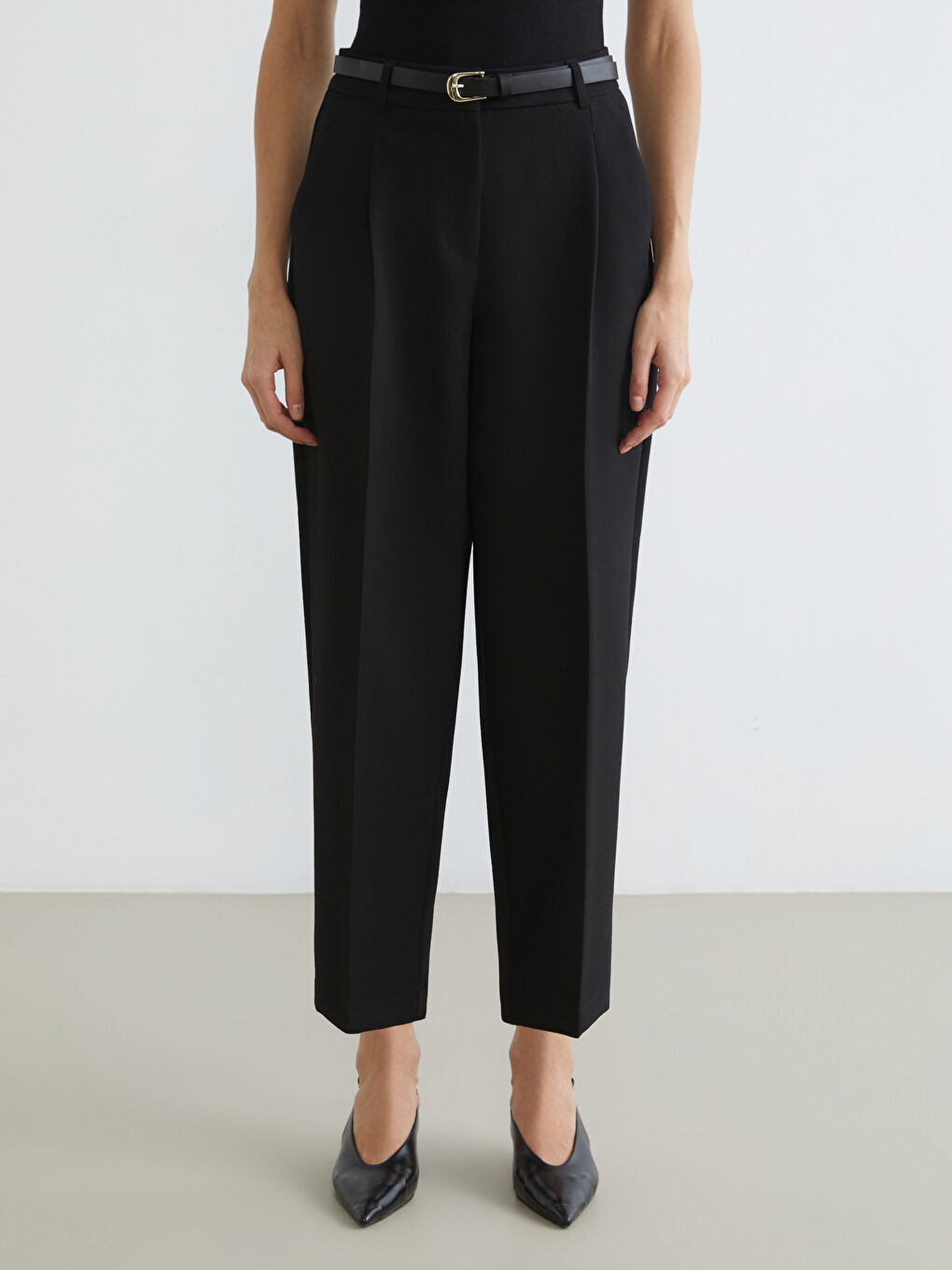 Siyah Beli Kemerli Pileli Kadın Cigarette Pantolon-1