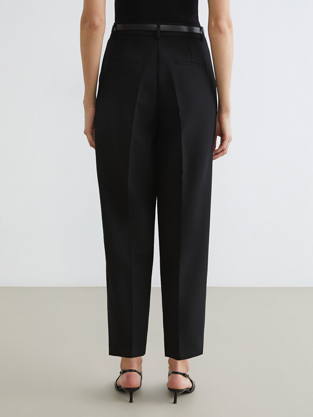 Siyah Beli Kemerli Pileli Kadın Cigarette Pantolon-3