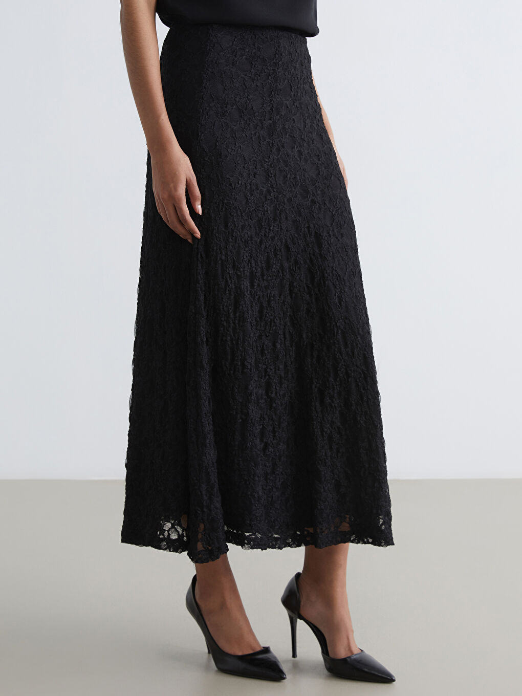 تەنورە ڕه‌ش ژن-1