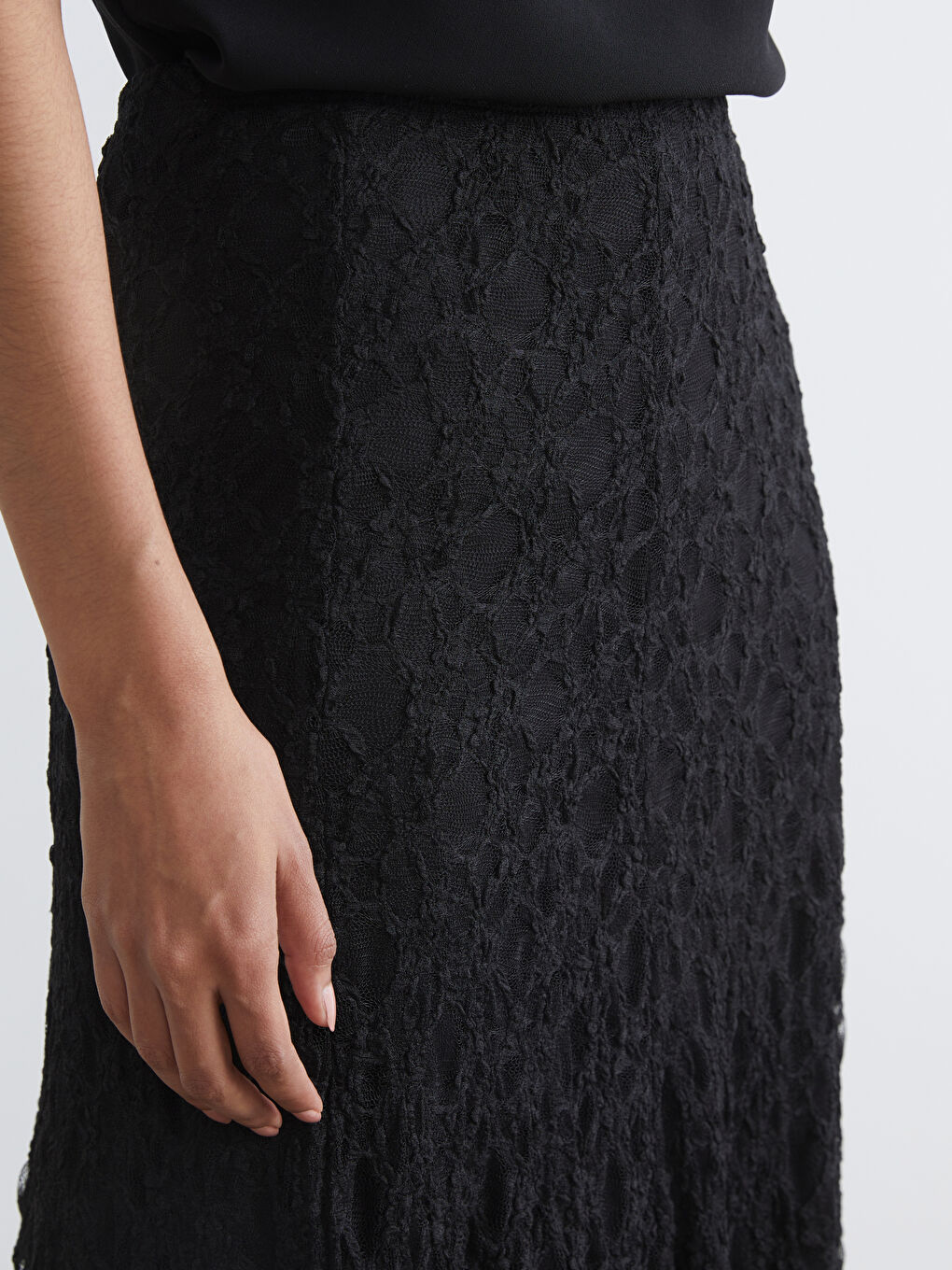 تەنورە ڕه‌ش ژن-2