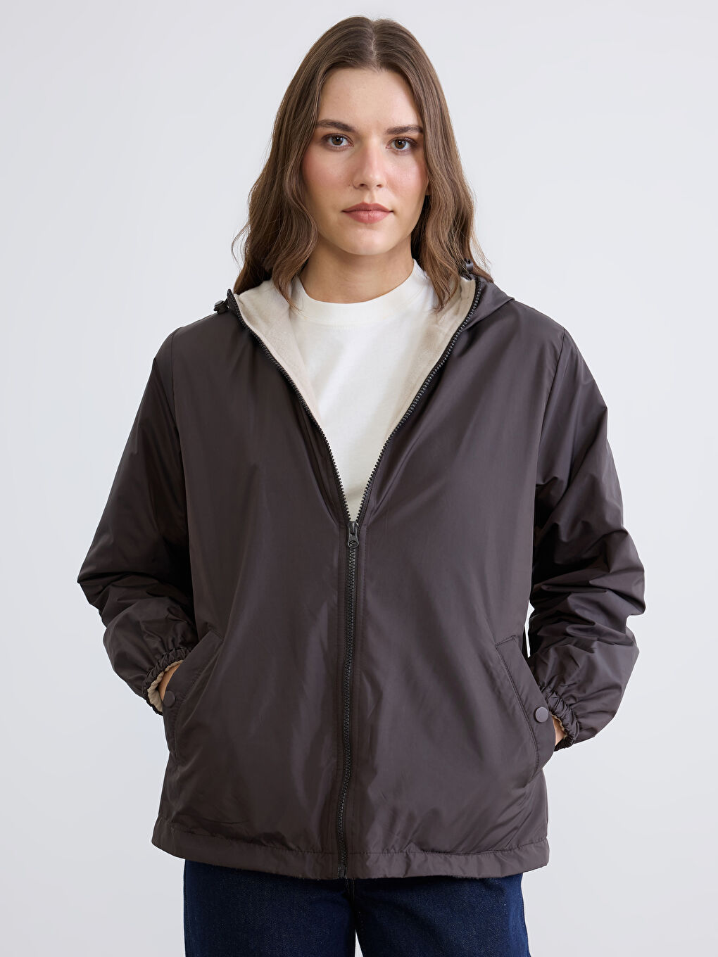 Kahverengi Kapüşonlu Kadın Yağmurluk