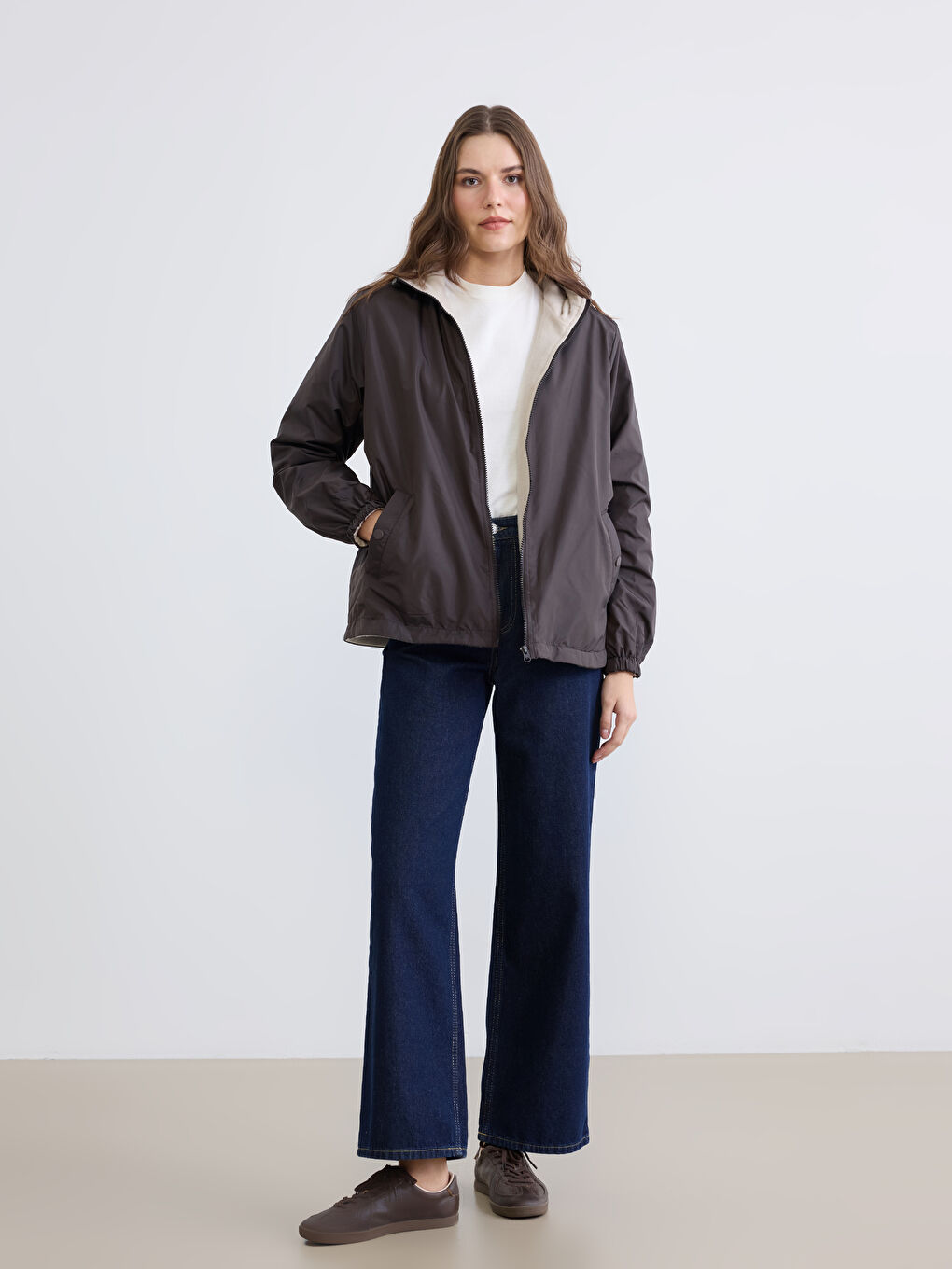 Kahverengi Kapüşonlu Kadın Yağmurluk-1