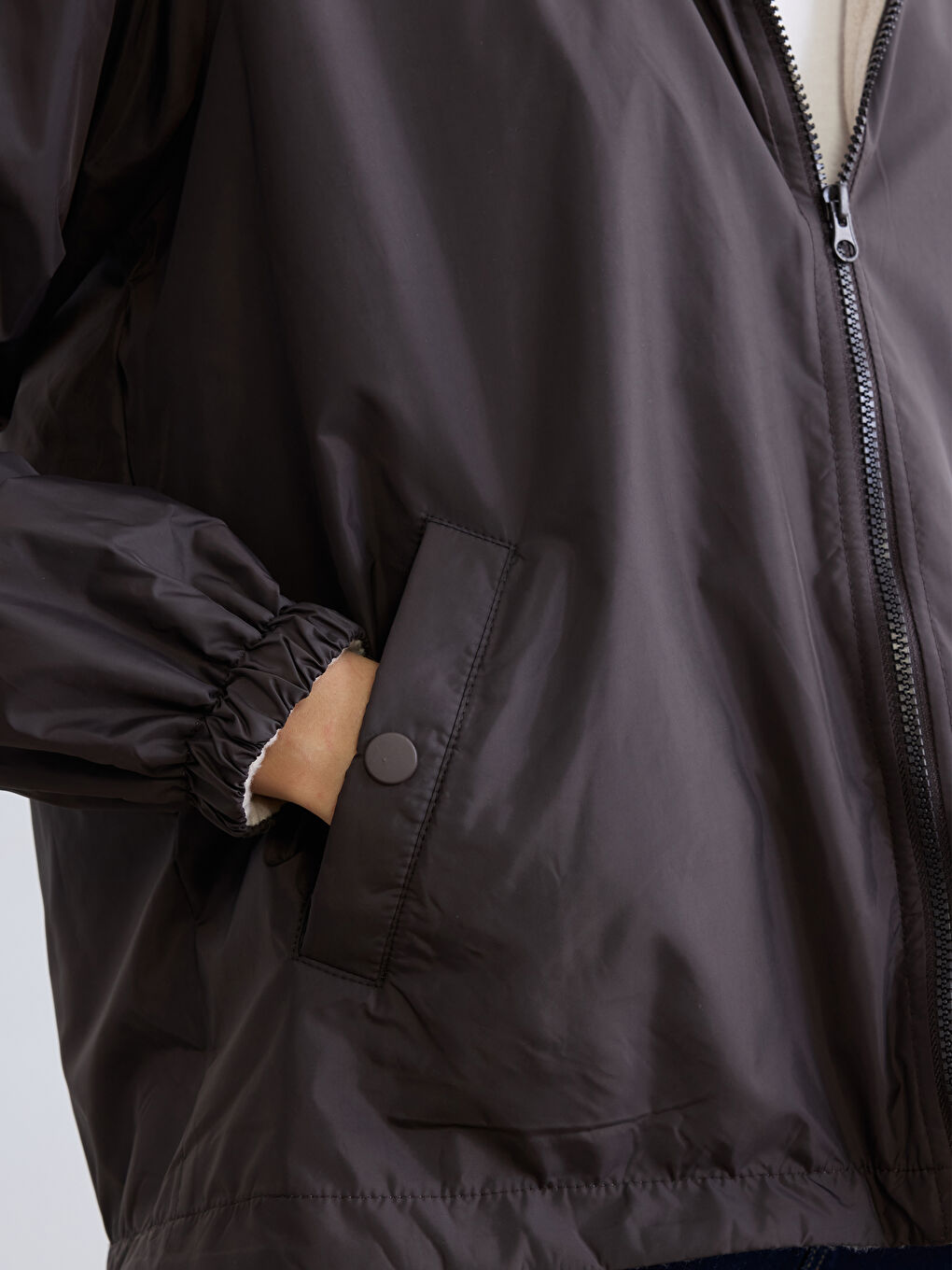 Kahverengi Kapüşonlu Kadın Yağmurluk-2