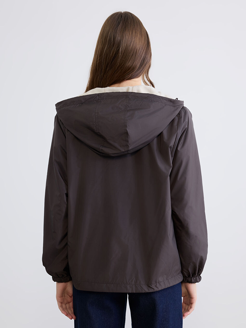 Kahverengi Kapüşonlu Kadın Yağmurluk-4