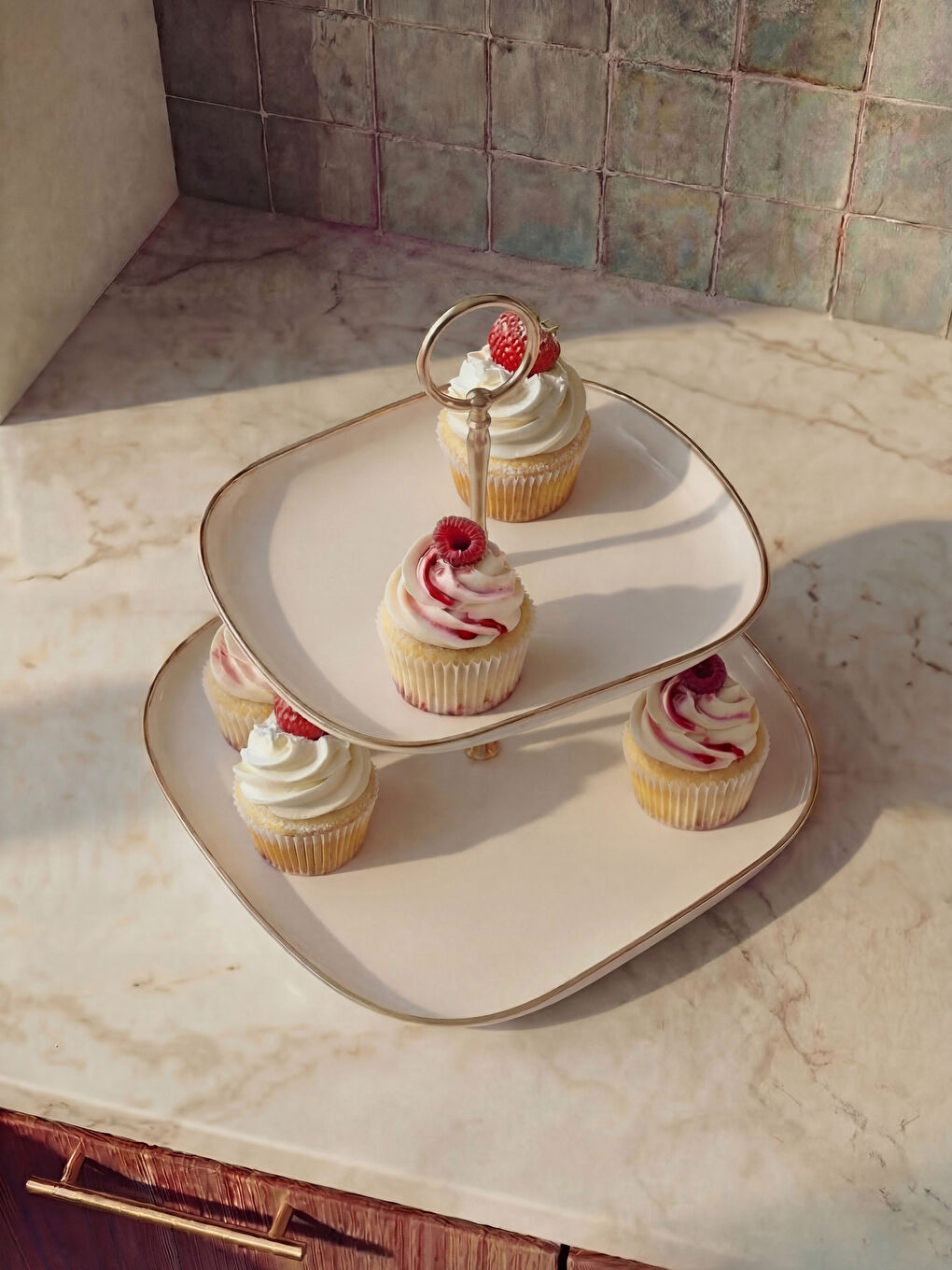 Beyaz İki Katlı Ayaklı Sunumluk