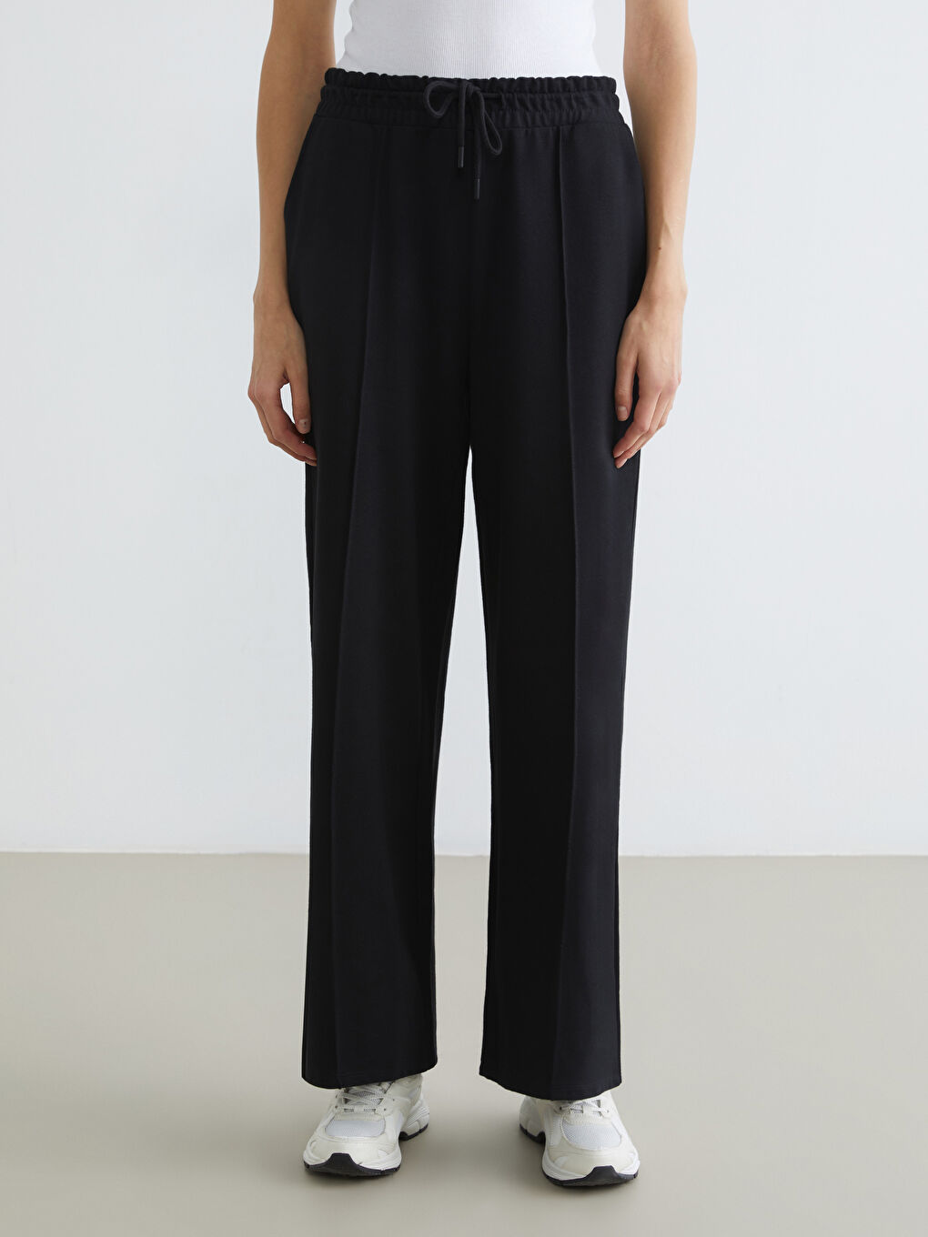 Siyah Beli Lastikli Geniş Paça Kadın Eşofman Altı-1