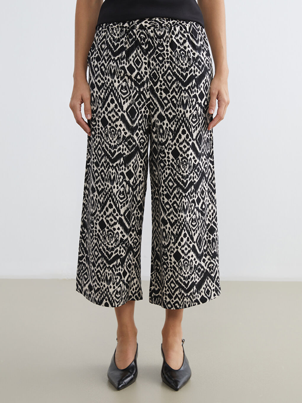 Siyah Beli Lastikli Desenli Kadın Kapri-1