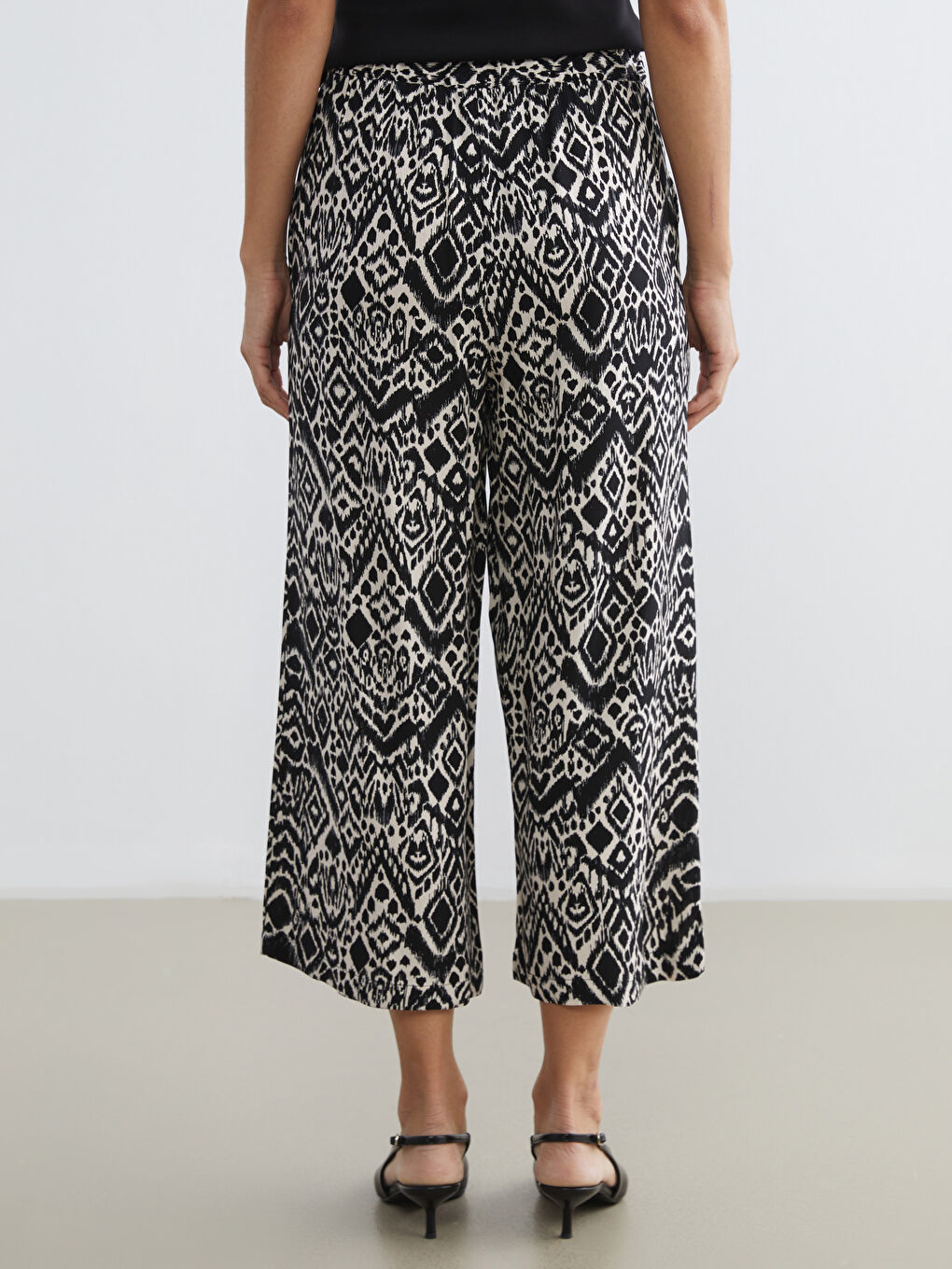 Siyah Beli Lastikli Desenli Kadın Kapri-3