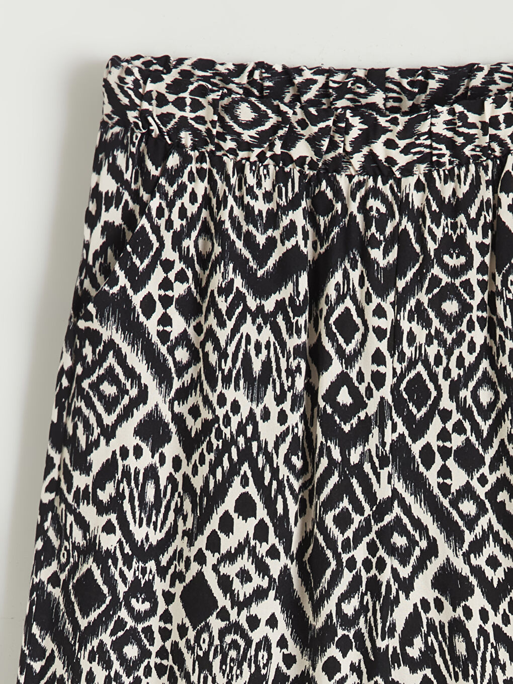 Siyah Beli Lastikli Desenli Kadın Kapri-5