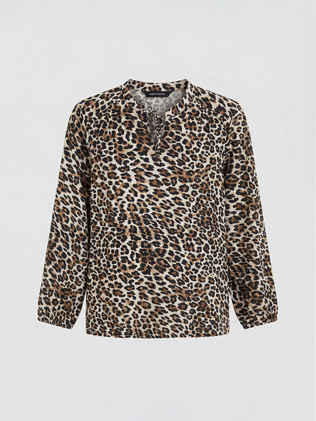 بلوزة نسائية بطبعة النمر وبياقة بربطة عنق