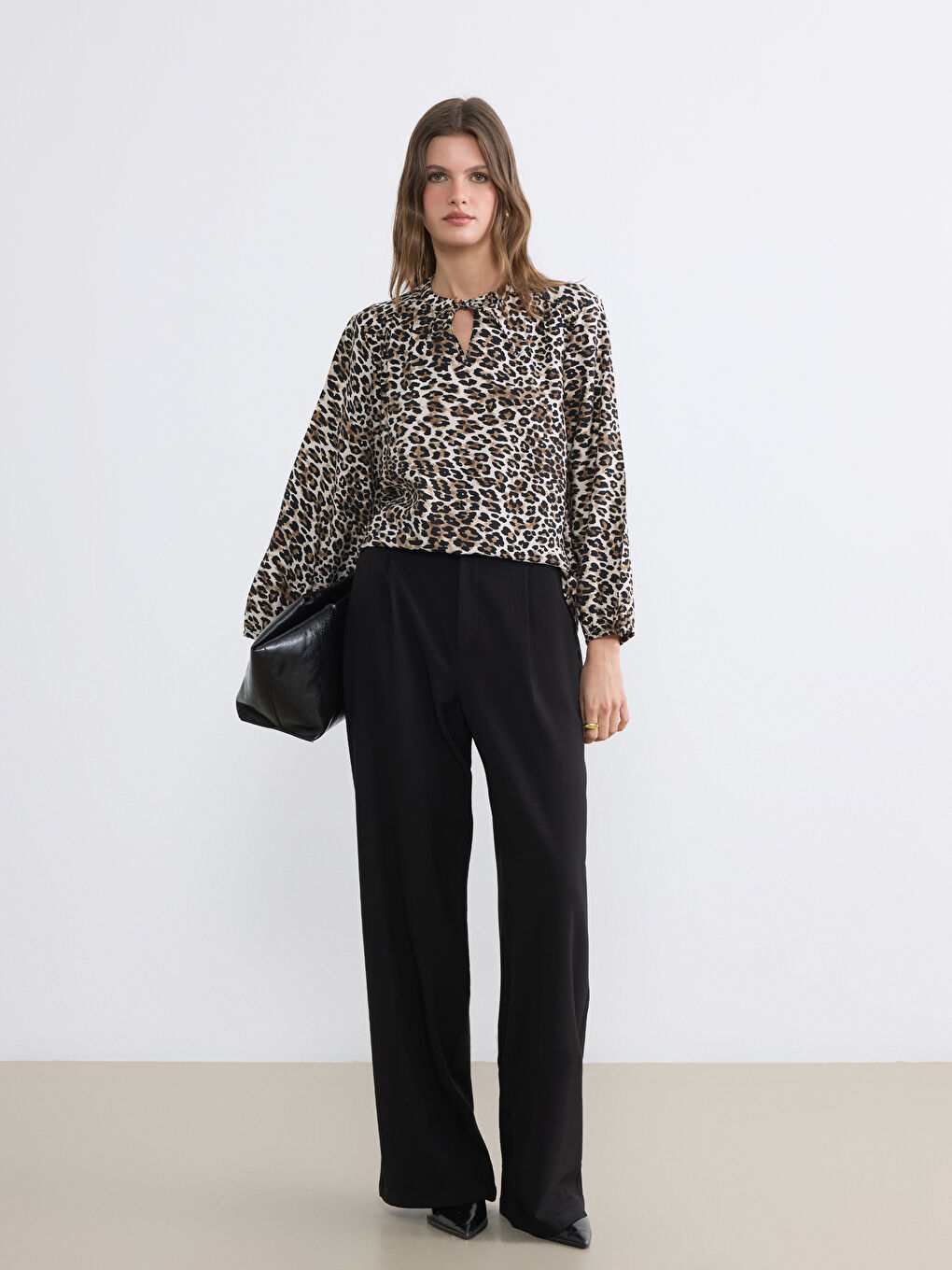 بلوزة نسائية بياقة مربوطة بطبعة جلد النمر-1