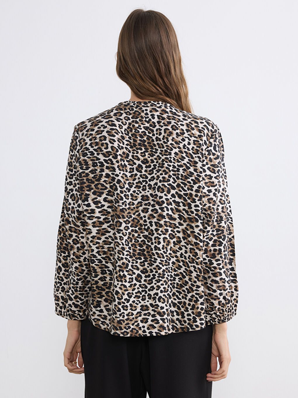 بلوزة نسائية بياقة مربوطة بطبعة جلد النمر-3