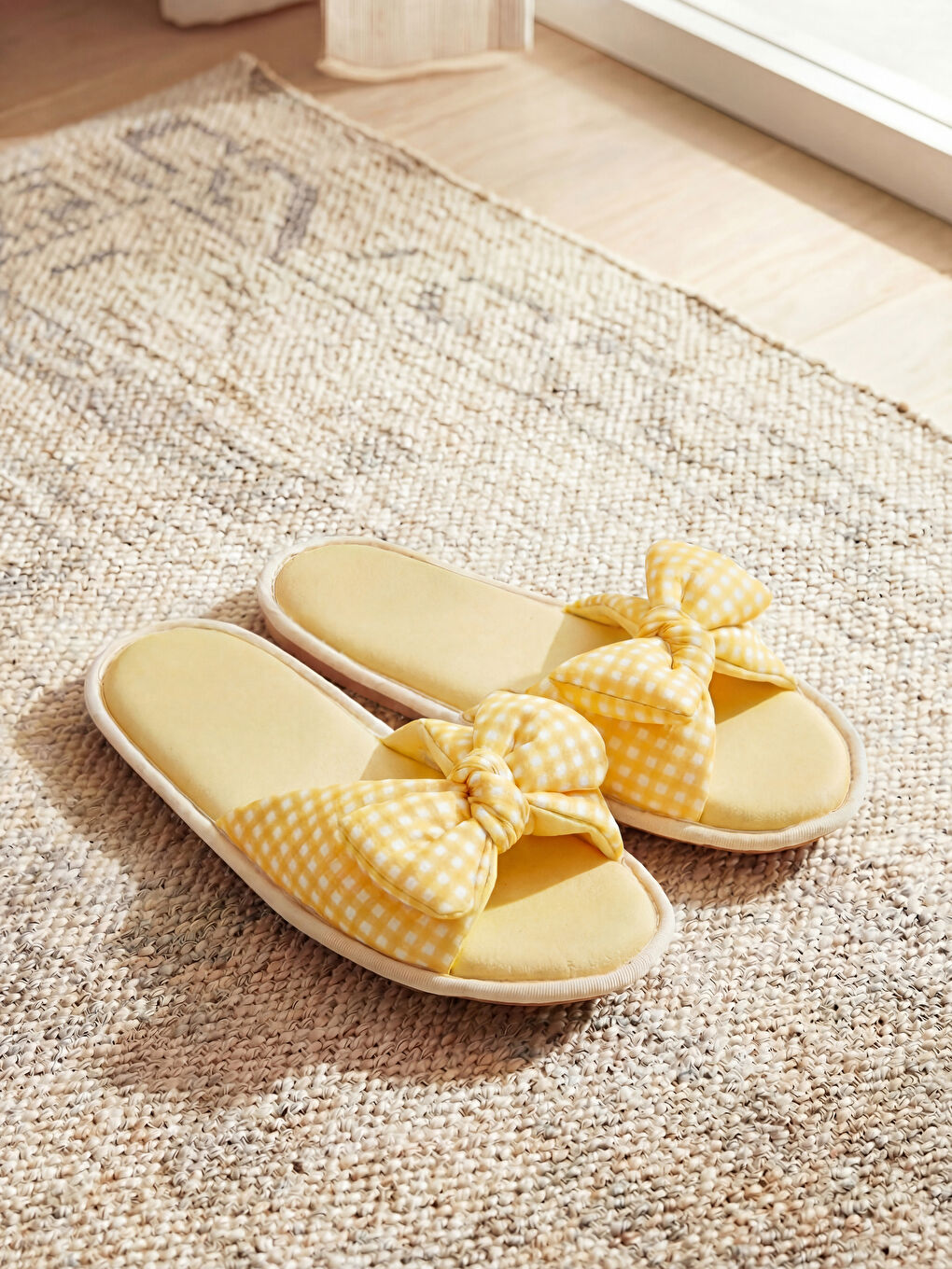 Sarı Fiyonk Detaylı Kadın Ev Terliği-1