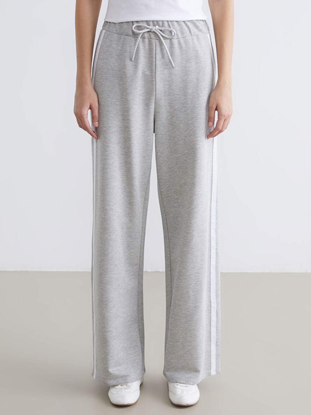 Gri Beli Lastikli Geniş Paça Kadın Eşofman Altı	-1