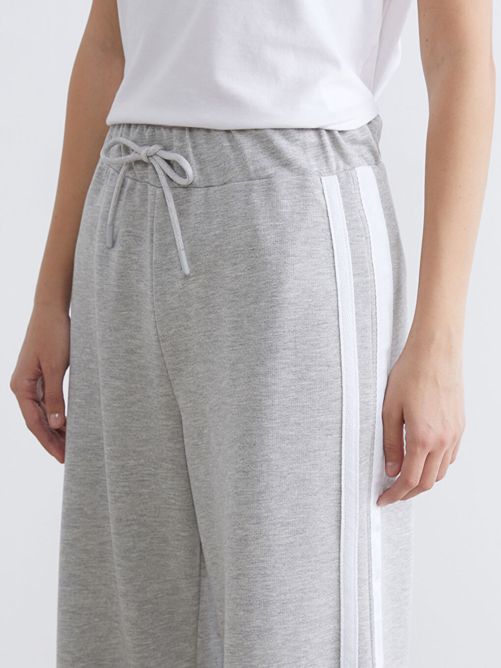 Gri Beli Lastikli Geniş Paça Kadın Eşofman Altı	-2